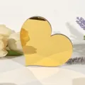 Gedetailleerd overzicht van gouden acrylatenspiegel in hartvorm met bloemdecor. - Hart / Goud