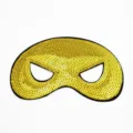 Primer plano de una máscara de lentejuelas doradas, ideal para fiestas de disfraces y eventos. - Máscara de Spider-Man dorada