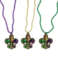 Primer plano detallado de collares de cuentas Mardi Gras con colgantes de flor de lis brillantes. - Juego de cuentas tricolores flecha A
