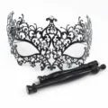 Zwarte metalen opengewerkte masker met strass steentjes en handvat voor feestjes. - Klassieke Venetiaanse Zwarte Stijl (5)