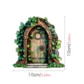 Detalle de puerta de madera de cuento de hadas, decoración de jardín con hojas. - MZ930
