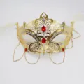 Wunderschöne goldene Maskenballmaske mit roten Strasssteinen und filigranen Metallketten. - Goldener Pfeil mit Rubin