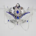 Silberne Metall Maske mit blauen Strasssteinen und hängenden Ketten für Party Karneval. - Silberner Pfeil mit Saphir-Strass