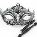 Zwarte metalen filigrain masker met strass steentjes en handvat voor Halloween feest. - Klassieke Halve Gezicht Zwarte Stijl (8)
