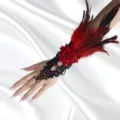 Bracelet fleur de main en dentelle gothique plume avec strass rose pour fête Halloween. - Rouge Plume