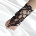 Bracelet de main gothique en dentelle noire avec strass rouges pour fête spectacle. - Style Dentelle Noire