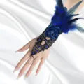 Bracelet de main en dentelle et plumes gothique avec rose bleue et strass de fête - Style Rose Bleue Ring-Linked