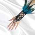 Gant de main en dentelle noire gothique avec plumes bleues et strass brillants pour fête. - Style Plume Bleu Clair