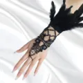 Bracelet de main esclave en dentelle noire gothique et plumes avec strass pour fête. - Strass Entièrement Noir