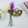 Carnaval masker met kleurrijke veren en glitter ruitpatroon voor feest en party - Grote Schoonheit (Veerkwast)