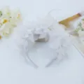Witte veren bloem haarband, elegante festival feest haaraccessoire voor dames. - Wit