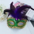 Groene pailletten maskerade masker met paarse veren en strass stenen voor feest. - Stijl met ingelegde paarse veren / Groen