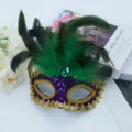 Paarse pailletten veren masker met groene edelsteen voor feest en verkleedpartij. - Stijl met ingelegde groene veren / Paars
