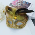 Gouden pailletten masquerade masker met veren en kristal voor feestjes en kostuumevenementen. - Stijl met ingelegde gouden veren / Goud