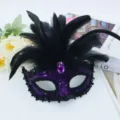 Paarse pailletten masquerade masker met zwarte veren en strass voor feestjes. - Stijl met ingelegde zwarte veren / Paars