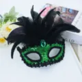 Groene pailletten masker met zwarte veren en edelsteen voor verkleedpartij en feest. - Stijl met ingelegde zwarte veren / Groen