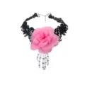 Gothischer schwarzer Spitzen-Choker mit pinker Rose und Skeletthand für Halloween Party. - Tag der Toten Totenkopf-Blumenhalskette - Rosa