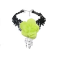 Halloween Gothic Schwarze Spitze Choker Halskette mit Grüne Rose und Skelett Hand Anhänger - Tag der Toten Totenkopf-Blumenhalskette - Grün