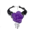 Gotische schwarze Spitzen-Choker-Halskette mit lila Rose und Skeletthand-Anhänger für Halloween - Tag der Toten Totenkopf-Blumenhalskette - Lila
