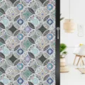 Decoratieve raamfolie met kleurrijk retro mandalapatroon voor stijlvolle glasprivacy. - BL080