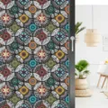Decoratieve raamfolie met kleurrijk vintage mandala patroon voor glazen deuren en ramen thuis. - BL084