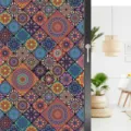 Kleurrijke vintage mandala patroon raamfolie detail, met levendig geometrisch glassticker ontwerp. - BL086
