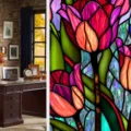 Detailansicht der bunten Buntglas-Fensterfolie mit leuchtendem floralen Tulpenmuster. - BL131 / 45*100cm Rein Mattiert