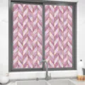 Detail van roze visgraat raamfolie aangebracht op keukenglas, voor stijl en privacy thuis. - BL097