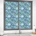 Gedetailleerd overzicht van decoratieve raamfolie met blauw bladerpatroon op glas. - BL100