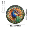 Vista detallada de placa de pared de pavo real de metal redondo con tornillos y medida de 8 pulgadas. - Pavo Real (JSTY118)