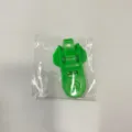 Ouvre-boîte en plastique vert et accessoire de couvercle anti-poussière d'étanchéité de bouteille. - Vert