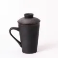 Tasse à thé en céramique noire avec couvercle et anse, design texturé pour bureau et maison. - Ensemble trois pièces / Noir