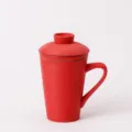 Tasse à thé de bureau en céramique rouge avec couvercle, design texturé minimaliste. - Ensemble trois pièces / Rouge