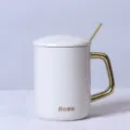 Weißer Keramik Kaffeebecher mit Goldgriff, passendem Deckel und Löffel, elegantes Geschenk. - Weiß + Deckel + Löffel
