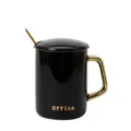 Schwarze Keramik Büro Kaffeetasse mit goldenem Griff und Deckel sowie edlem Löffel. - Schwarz + Deckel + Löffel