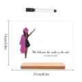 Detailopname van de acryl bureaudecoratie voor het afstuderen met houten basis en stift. - BT016 - horizontaal / Houten Voet + Zwarte Stift