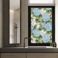 Vue détaillée du film pour vitrage électrostatique au design de vitrail hortensia bleu salle de bain. - BL168