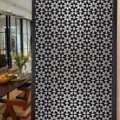Geometrisch raamfolie detail, zwart-witte Marokkaanse glassticker voor privacy en zonwering. - BL397