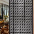 Geometrisch raamfolie detail met modern zwart roosterpatroon op glazen scheidingswand. - BL398