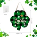 Detail et affichage de la taille du panneau suspendu en bois de trefle ecossais vert de Saint-Patrick. - Style MZ745 (Saint-Patrick) / Style Pile Bouton