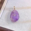 Dettaglio del ciondolo in pietra viola naturale, elegante gioiello in cristallo per collana. - Stile Amatista (TD-12128)