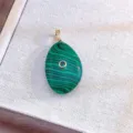 Squisito ciondolo in malachite vista dettagliata con forma di ciottolo unica e pietra centrale. - Stile Malachite (TD-12128)