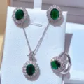 Set di gioielli con pietra verde e alone di zirconi, vista dettagliata di ciondolo, orecchini e anello. - Set di 3 pezzi / Verde