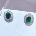 Eleganti orecchini ovali in pietra preziosa verde con alone di zirconi lucidi per gioielli da donna. - Orecchini / Verde