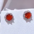 Primo piano dettagliato di orecchini a lobo floreali di lusso con pietra rossa e zirconi. - Orecchini / Rosso