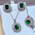 Elegante set di gioielli in zirconia cubica verde quadrata con collana orecchini e anello donna. - Set di 3 pezzi / Verde