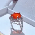 Squisito anello aperto argentato con una gemma arancione brillante e pietre scintillanti intorno. - Anello / Rosso
