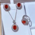 Elegante set di gioielli con gemma rossa, collana, orecchini coordinati e anello. - Set di 3 pezzi / Rosso