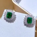 Orecchini quadrati in zircone verde con dettagli di pietre brillanti e finitura elegante. - Orecchini / Verde