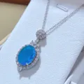 Collana con ciondolo in pietra preziosa blu elegante primo piano con zirconi scintillanti. - Solo Catena / Blu